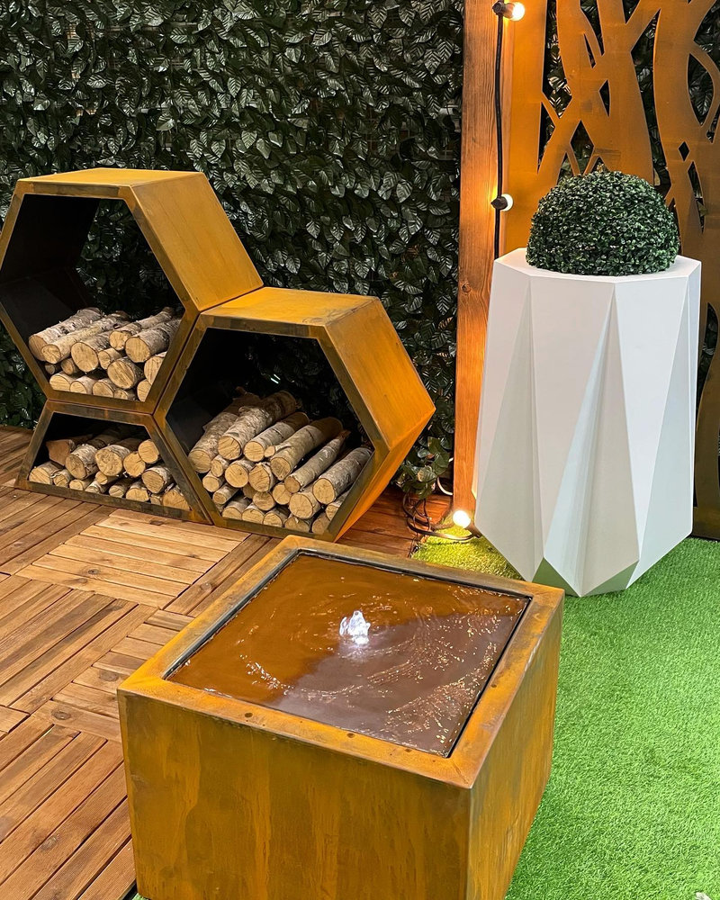 Stojak Na Drewno Corten Plaster Miodu I Fontanna - cortena.pl Stojak Na Drewno Corten Plaster Miodu I Fontanna - cortena.pl